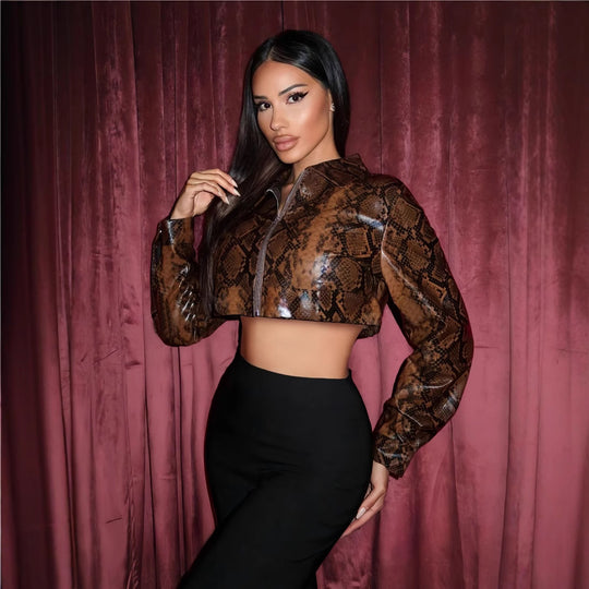 Damen cropped Kunstlederjacke im Schlangenprint R&B