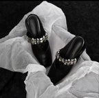 Damen Elegante Mules mit dekorativem Riemen und modischen Metallakzenten