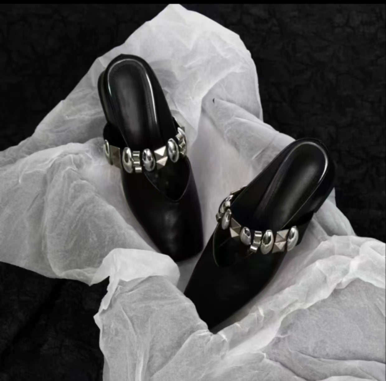 Damen Elegante Mules mit dekorativem Riemen und modischen Metallakzenten