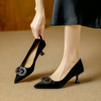 Damen elegante spitze Pumps mit modischem Design und prächtigen Schmuckdetails