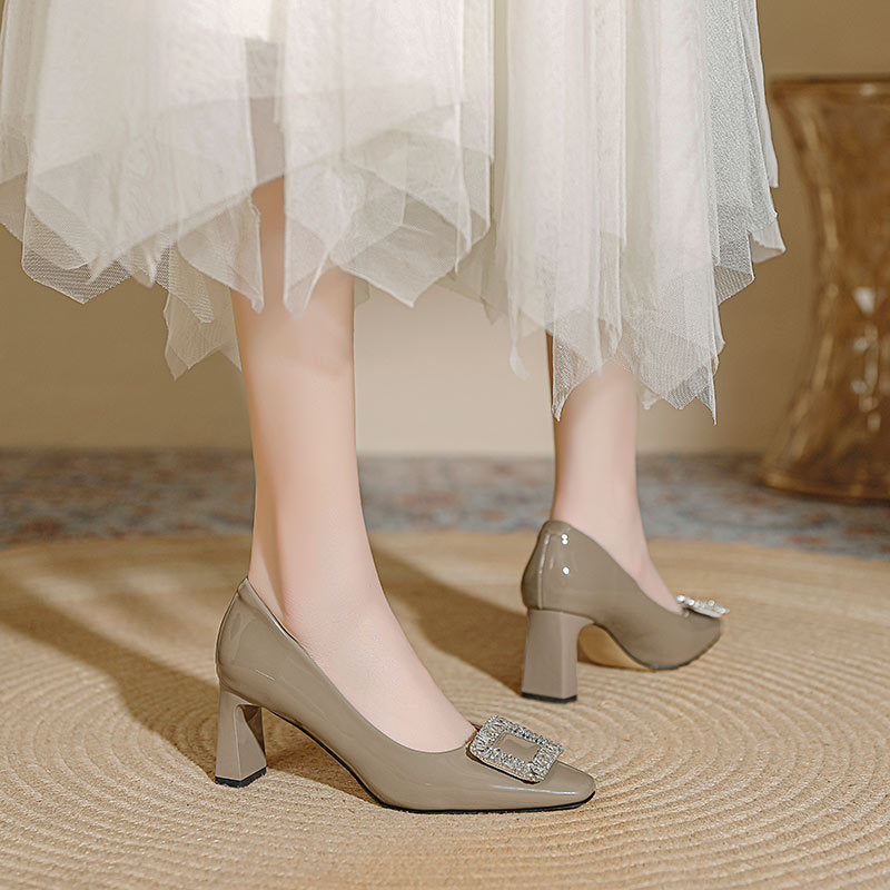 Damen Hochglanz Pumps mit funkelnder Kristallschnalle