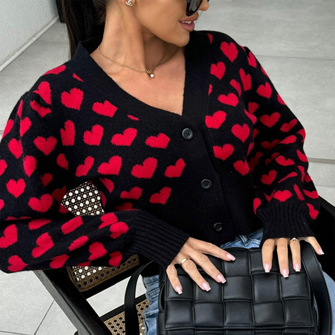 Damen Strickjacke mit Herzmotiv und dekorativen Knöpfen
