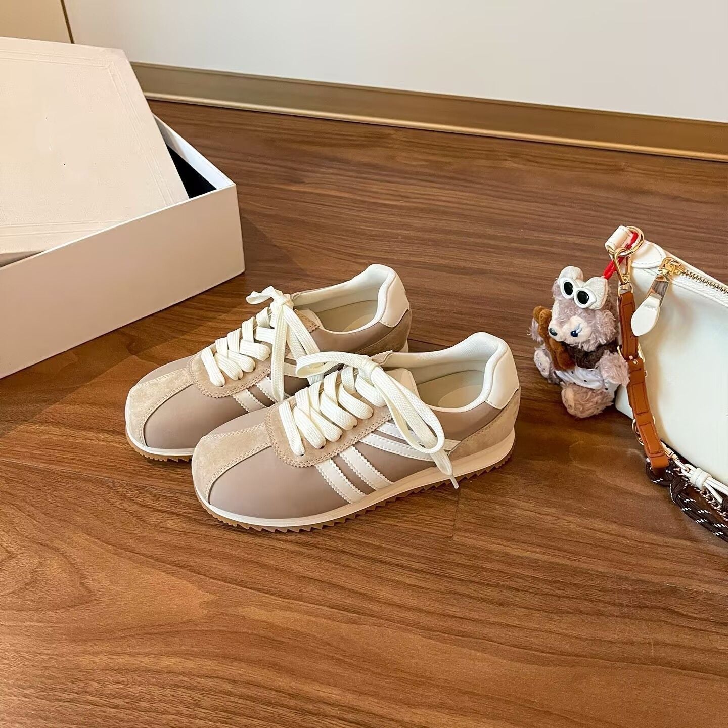 Damen Sportliche Sneakers mit modischen Wildleder- und Lederakzenten R&B