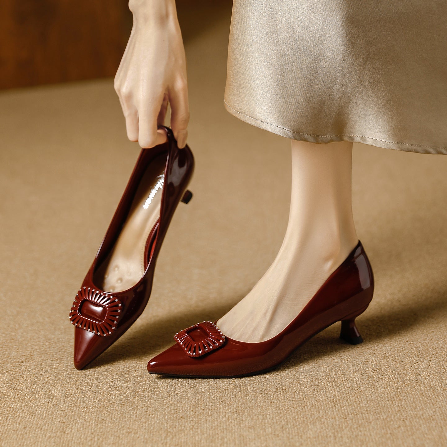 Damen elegante spitze Pumps mit modischem Schmuckdetail