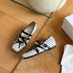 Damen Elegante und feminine Ballerinas mit dekorativen Riemchen und gepunktetem Muster R&B