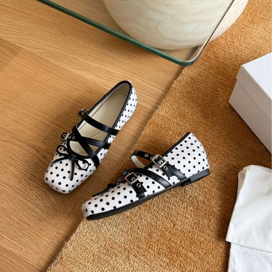 Damen Elegante und feminine Ballerinas mit dekorativen Riemchen und gepunktetem Muster R&B