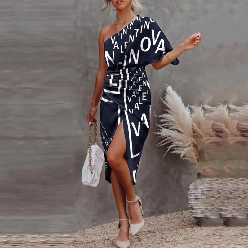 Damen Kleid mit asymmetrischem Schnitt und auffälligem Schriftmuster