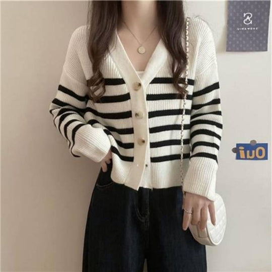 Damen gestreifte Strickjacke mit elegantem V-Ausschnitt und dekorativen Knöpfen R&B