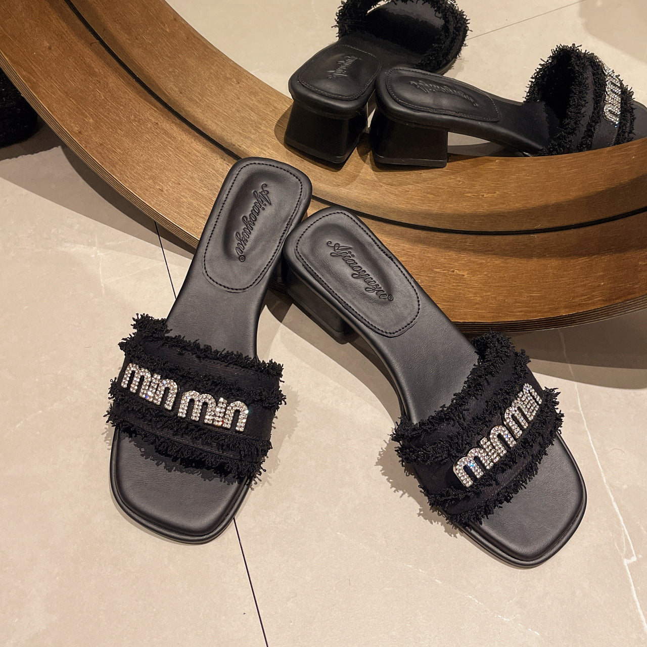 Damen stilvolle Riemensandalen mit Fransen und funkelnden Applikationen EB