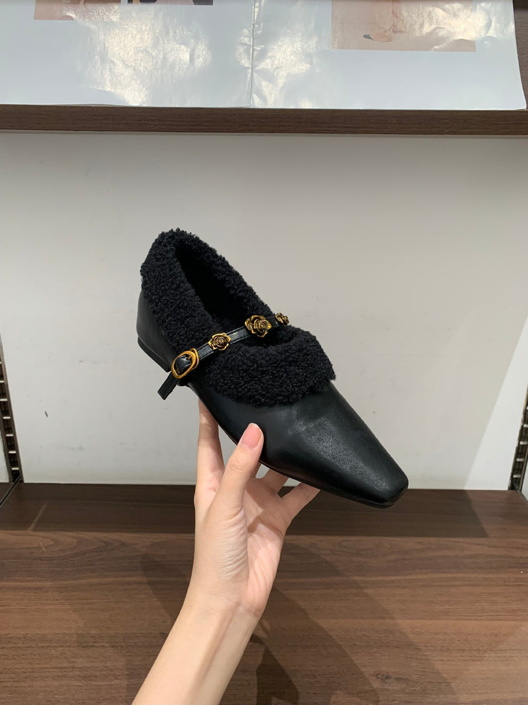 Damen elegante Slipper mit dekorativem Kunstfellkragen und goldenen Akzenten R&B
