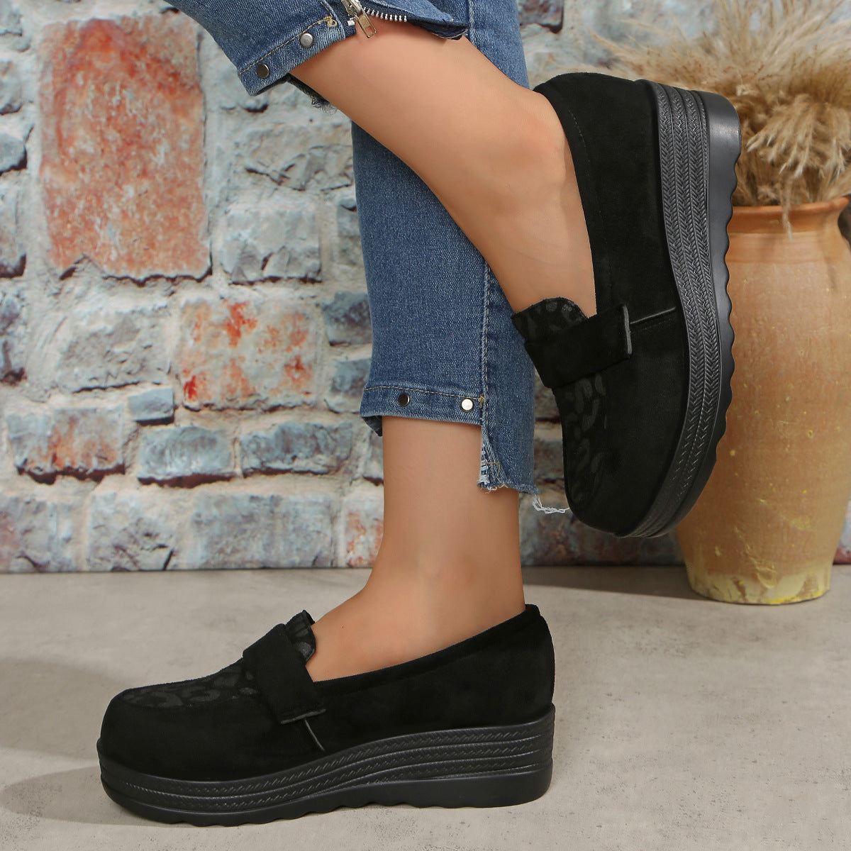 Damen Slipper mit eleganter Tierfell-Applikation und komfortablem Plateau