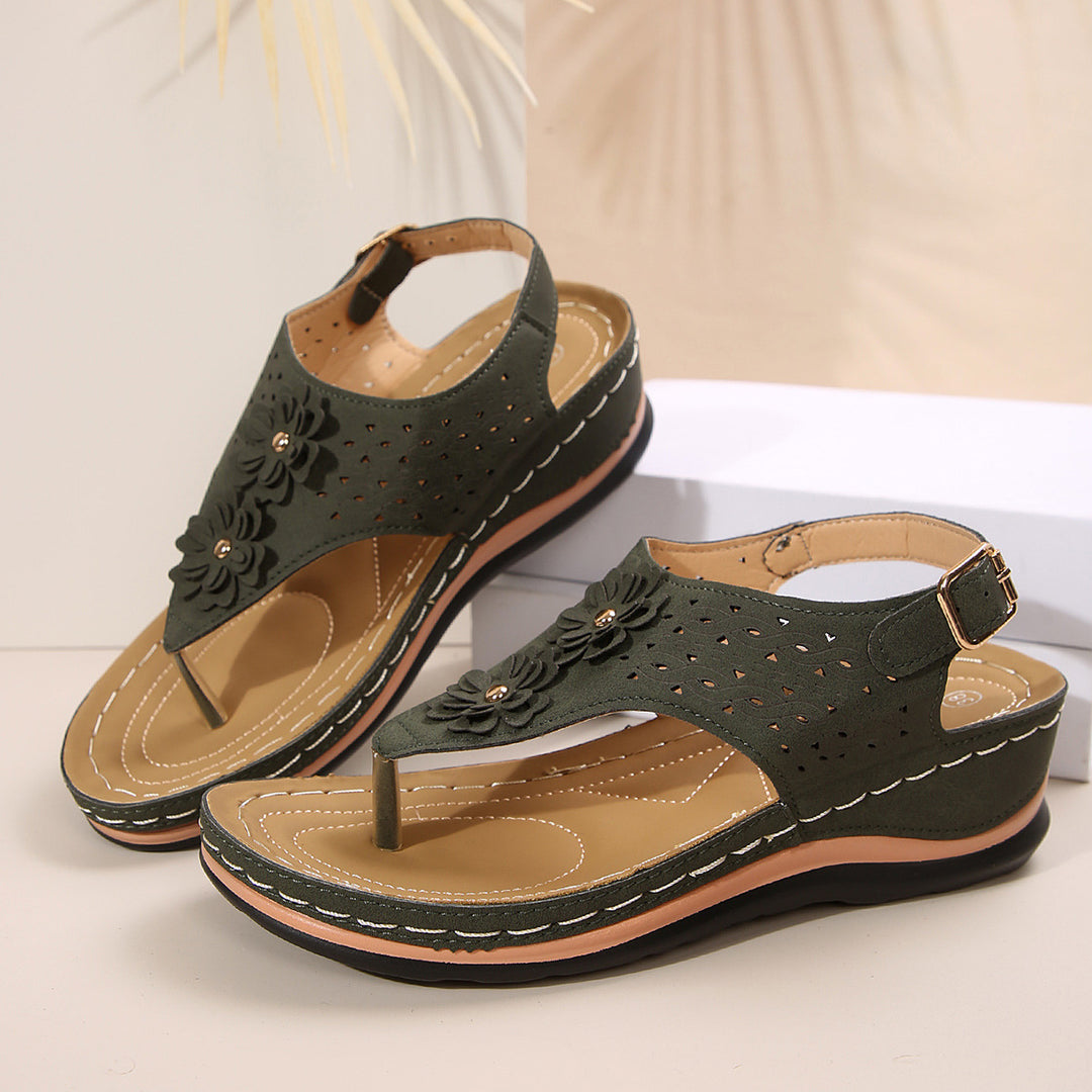 Damen Zehenstegsandalen mit floralen Lochdesign und komfortabler Fußbettgestaltung R&B