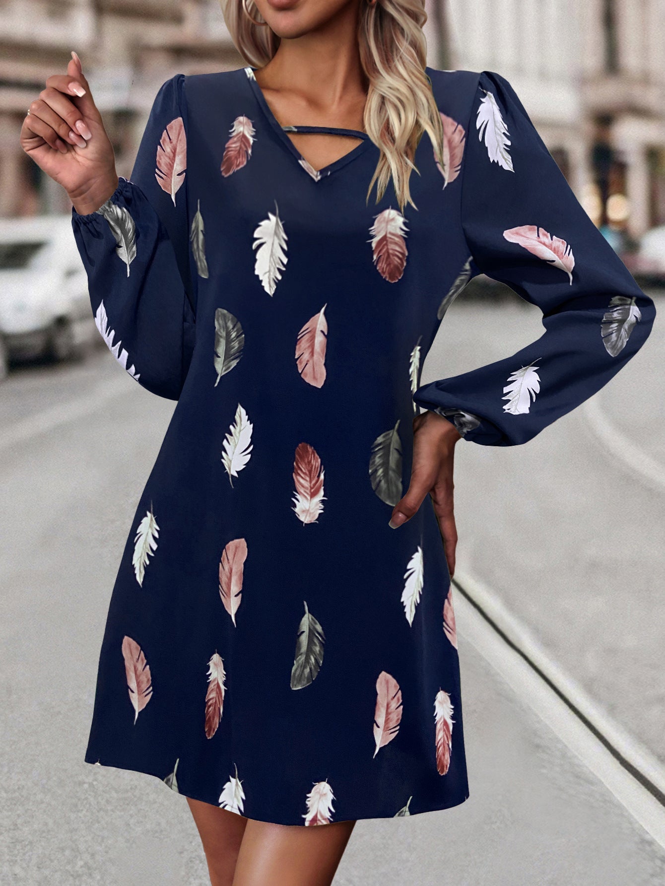 Damen Kleid mit modischem Federprint und edlen V-Ausschnitt R&B