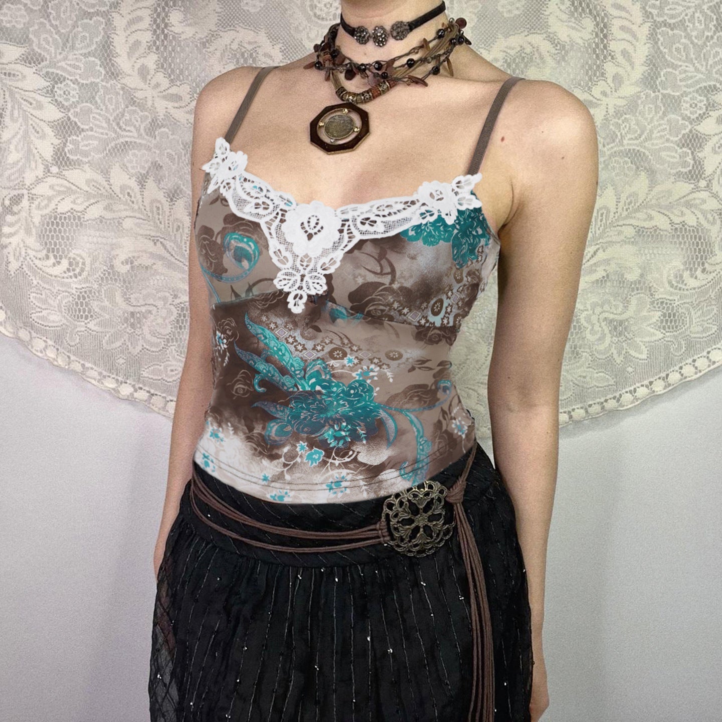 Damen Spitzentop mit floralem Muster und zartem Dekolleté R&B