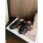 Damen sportliche Sneakers mit innovativem Schnürsystem und modischem Buckle-Riemen R&B