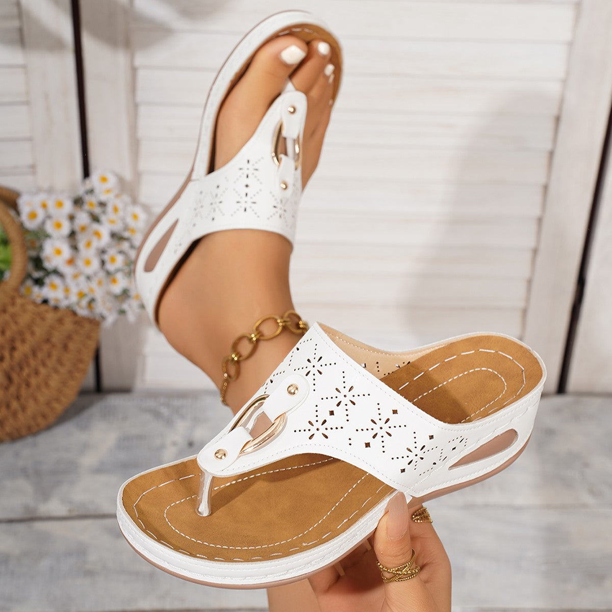 Damen Komfortable Zehentrenner-Sandalen mit modischem Schnitt und ergonomischem Fußbett R&B