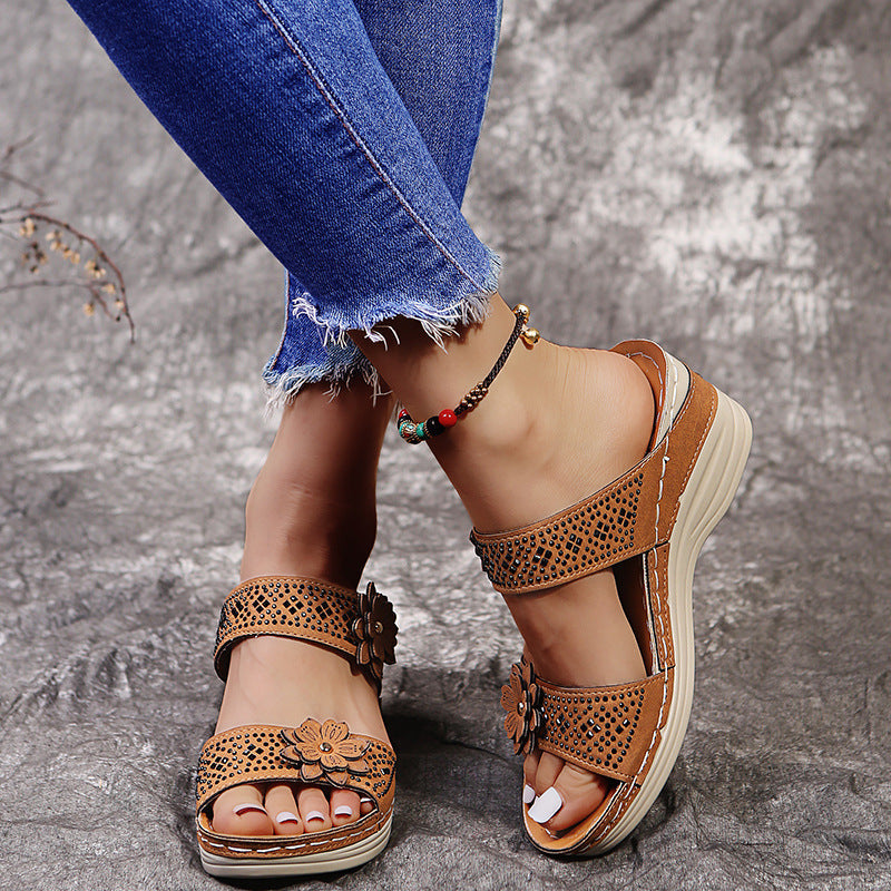 Damen Komfortable und modische Riemensandalen mit floralem Design