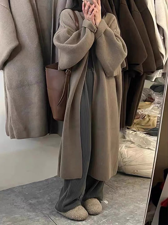 Damen Langer Wollmantel im minimalistischen Stil mit weitem Schnitt und eleganten Details R&B
