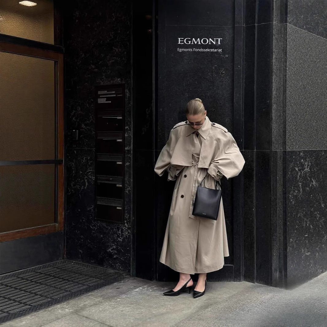 Damen Oversized Trenchcoat mit detailreichen Drapierungen und modischem Schnitt R&B