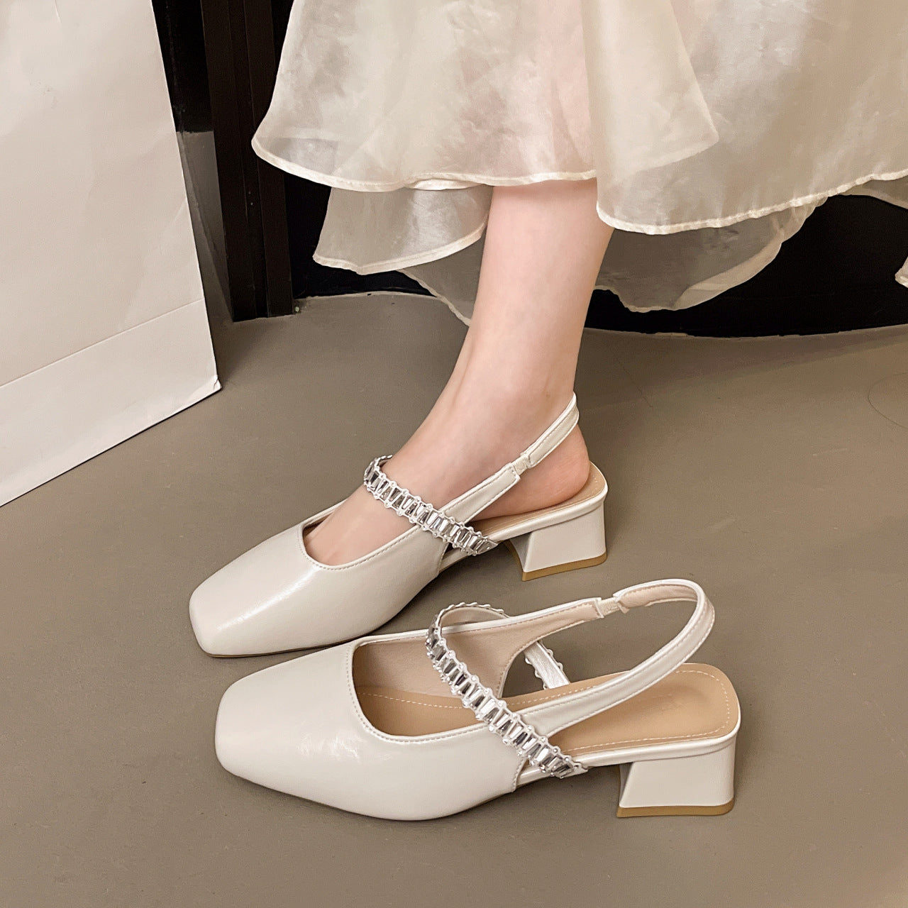 Damen Slingback-Pumps mit modischem Kettenriemen und detaillierter Blockabsatz EB