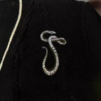 Damen nan gestrickte College-Cardigan mit Zopfmuster, V-Ausschnitt, kontraststreifen und gestickten Applikationen R&B