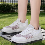 Damen nan eleganter Plateau-Sneaker mit Spitzen-Overlay, lackierten Overlays und gepolstertem Komfortfußbett R&B