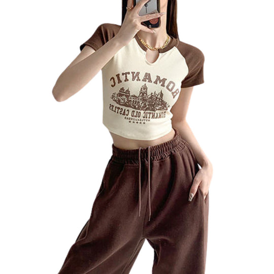 Damen cropped T-Shirt mit einzigartigem Ausschnitt und fröhlichem Grafikdesign R&B