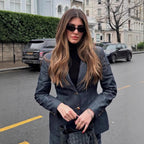 Damen taillierter Jeansblazer mit goldenen Knöpfen und praktischen Taschen
