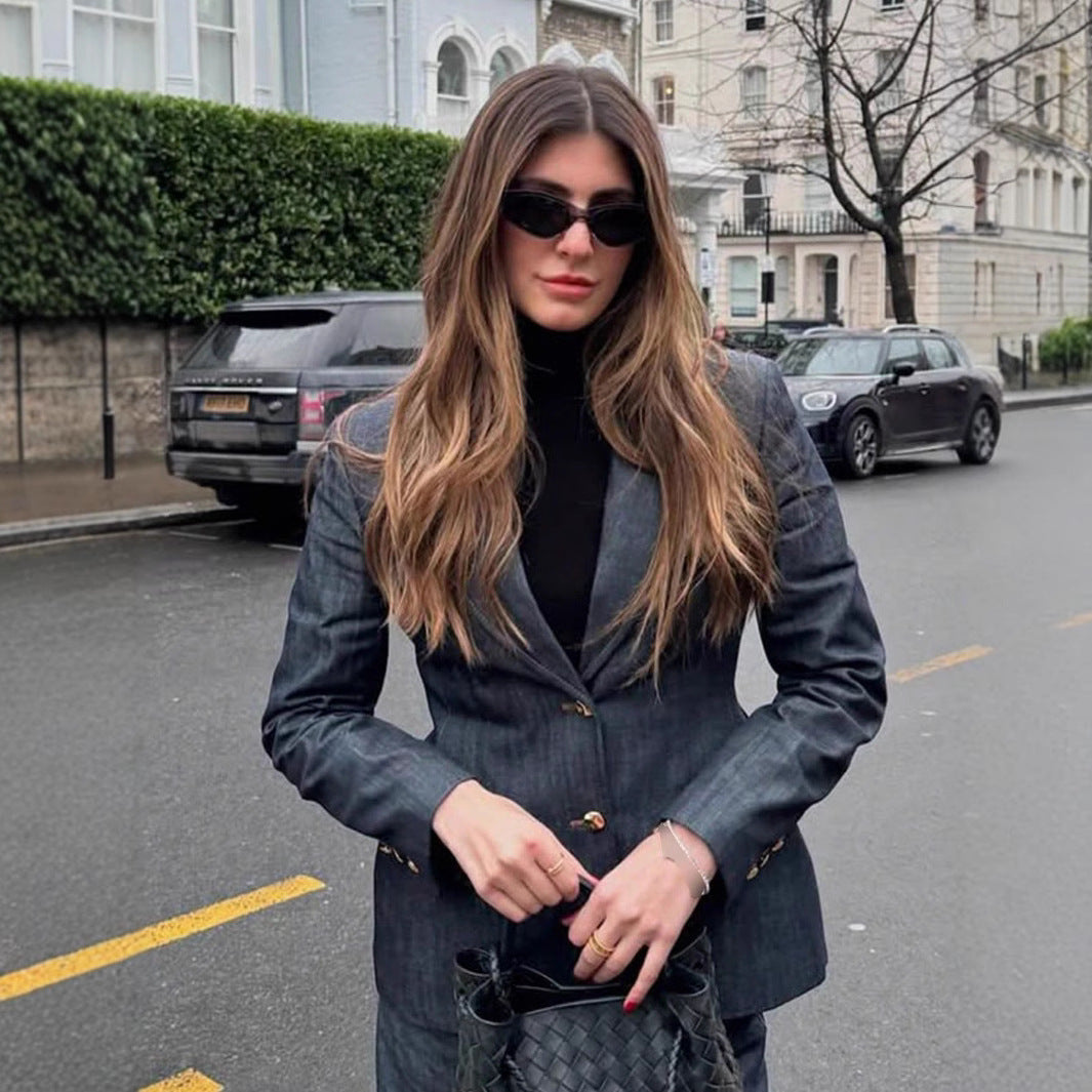 Damen taillierter Jeansblazer mit goldenen Knöpfen und praktischen Taschen