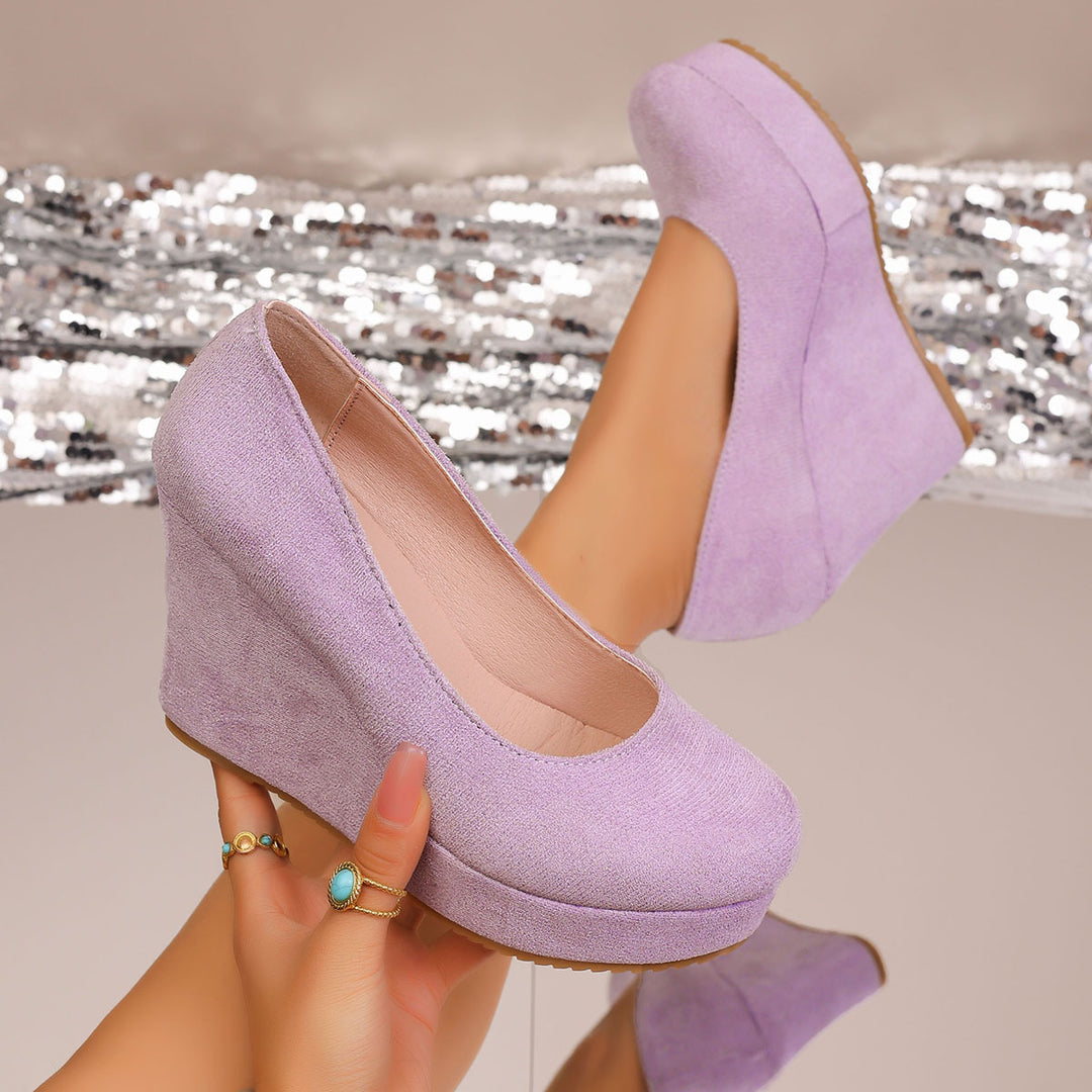Damen Wedge-Pumps mit zierlichem Riemen und glänzendem Akzent R&B