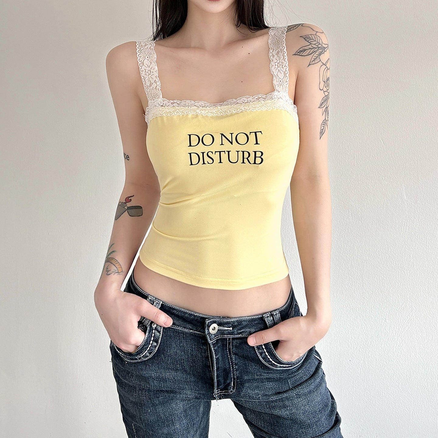 Damen Spaghetti-Trägertop mit zartem Spitzenbesatz und witzigem Schriftzug R&B