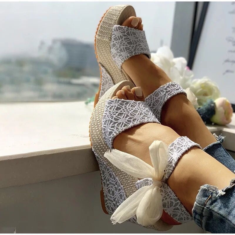 Damen Wedge-Sandalen mit dekorativem Spitzenschliff und verspielten Bändern R&B