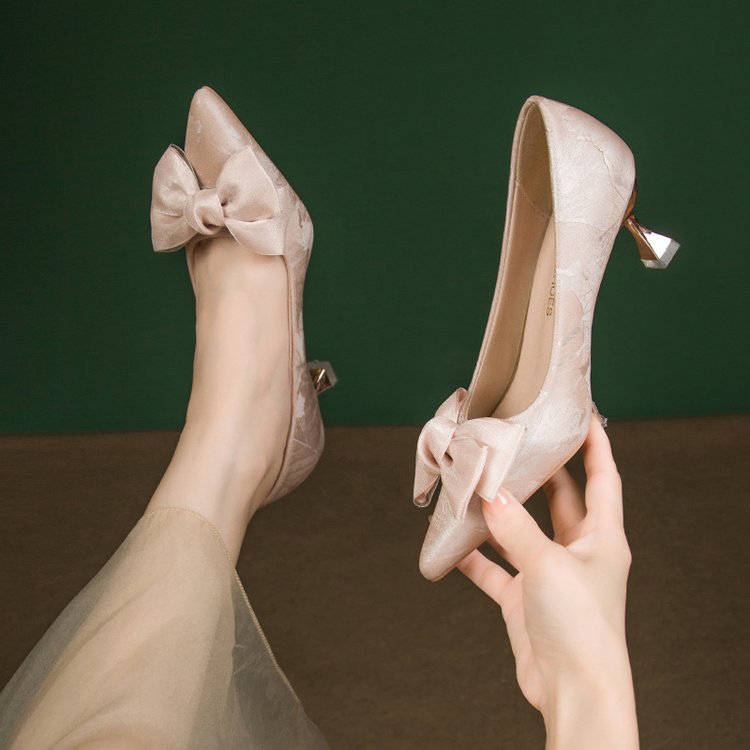 Damen elegante Spitzenpumps mit Perlenschleifenakzent R&B