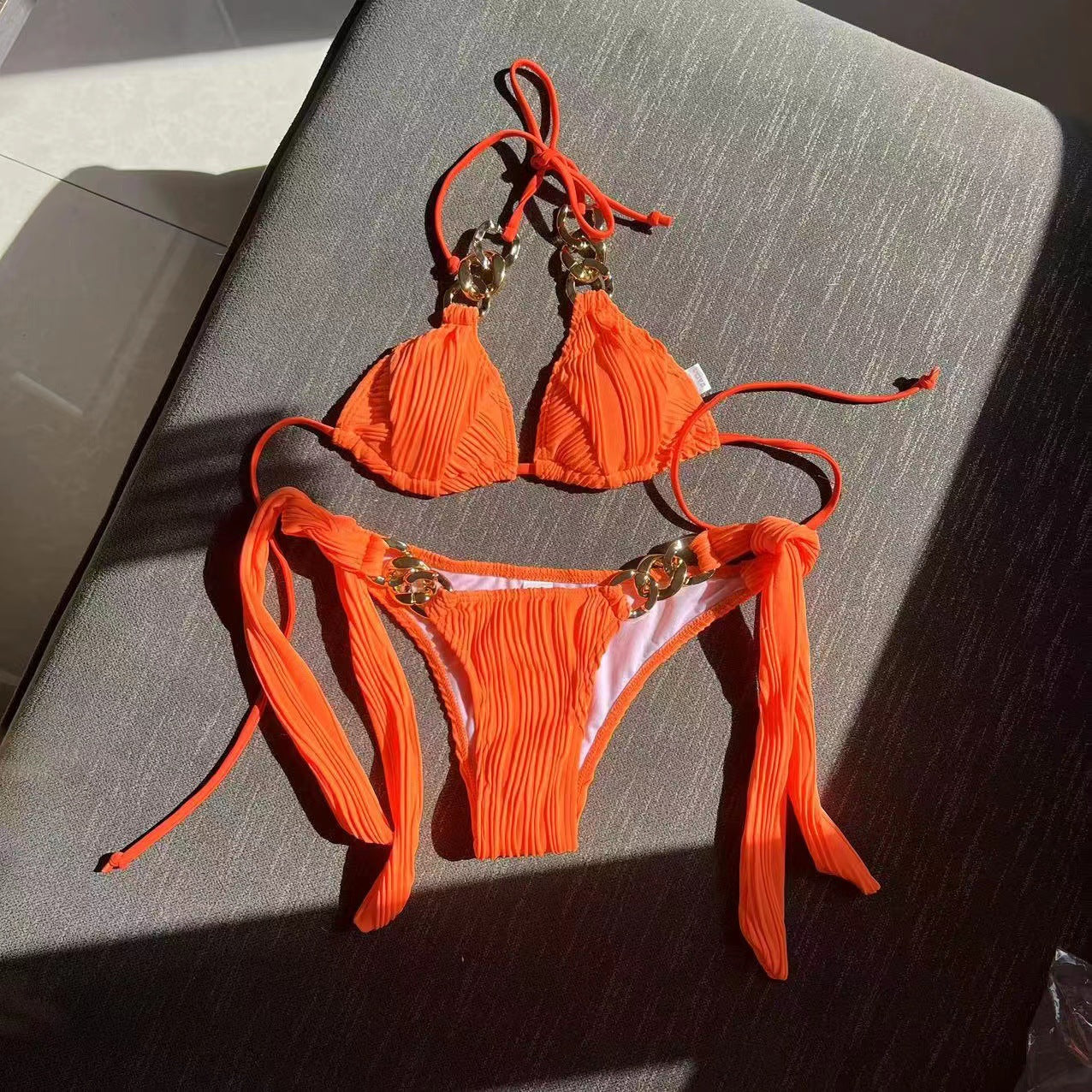 Damen Triangel-Bikini mit plissierten Details und goldenen Akzenten R&B