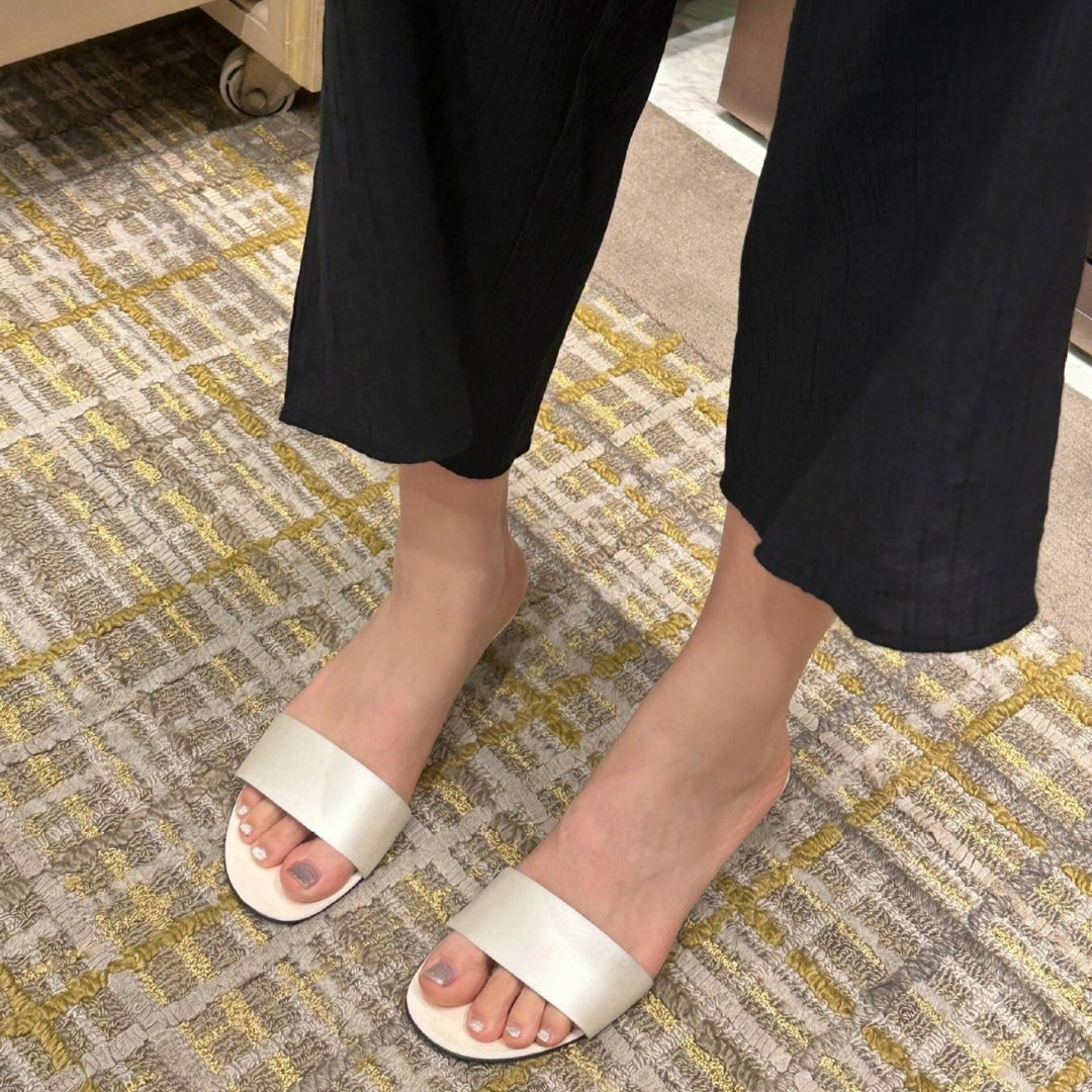 Damen Flache Slides mit breitem Satinriemen und komfortablem Fußbett R&B