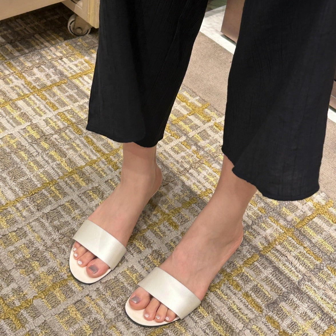 Damen Flache Slides mit breitem Satinriemen und komfortablem Fußbett R&B