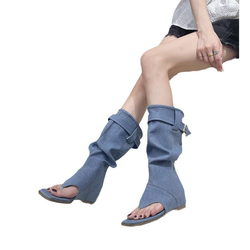 Damen nan wadenhoher Jeanslook-Stiefel mit Zehensteg offener Zehenpartie und verstellbarem Schnallenriemen R&B