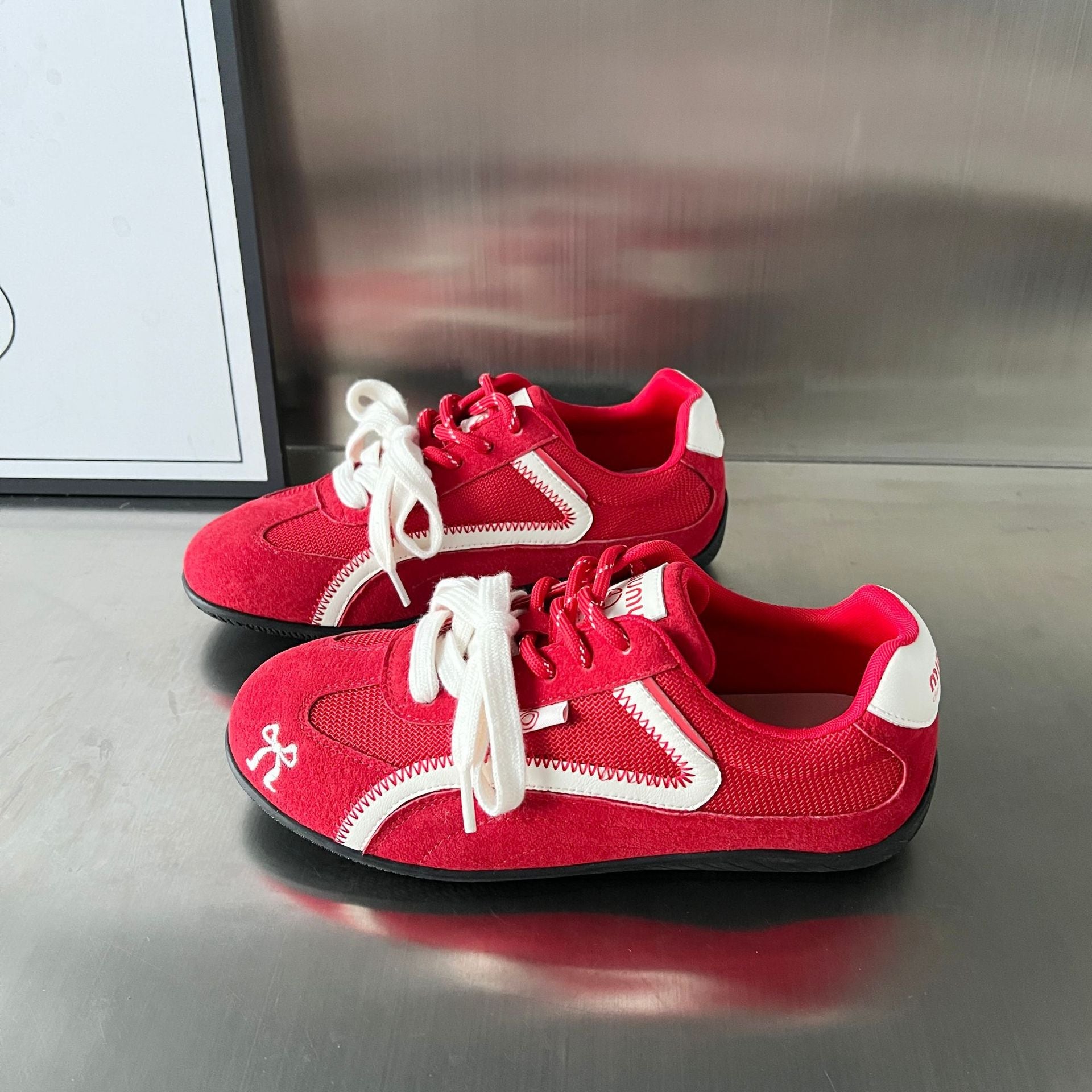 Damen Sportliche Sneakers mit atmungsaktiver Mesh-Oberfläche und eleganter Wildlederverzierung R&B