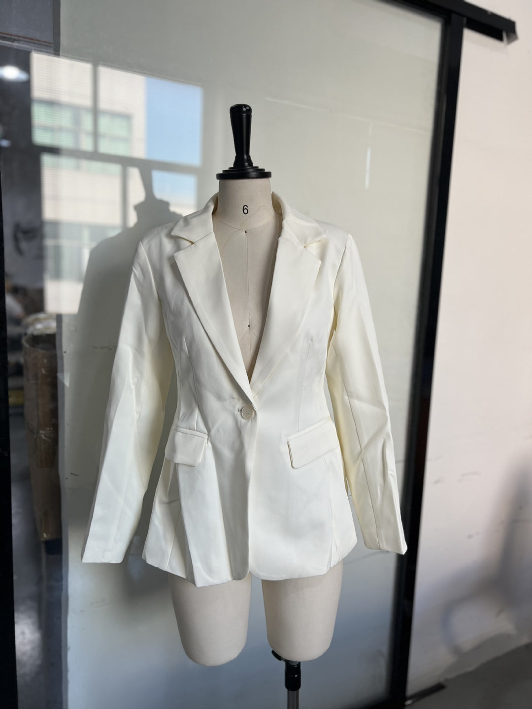 Damen Eleganter Blazer mit dramatischem V-Ausschnitt und strukturierten Ärmeln R&B