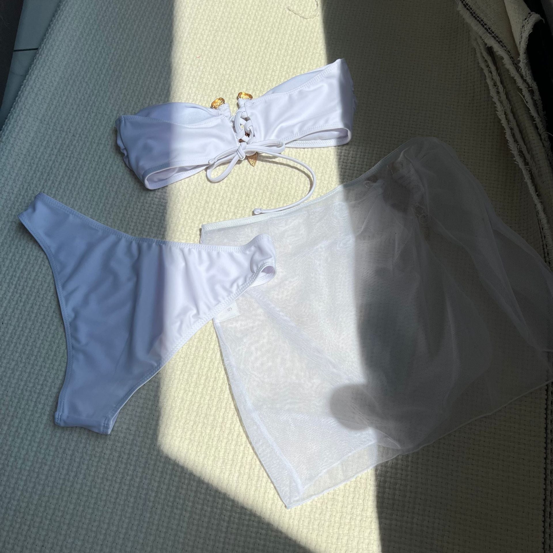 Damen Bandeau-Bikini mit raffiniertem Schnitt und verzierten Knöpfen R&B