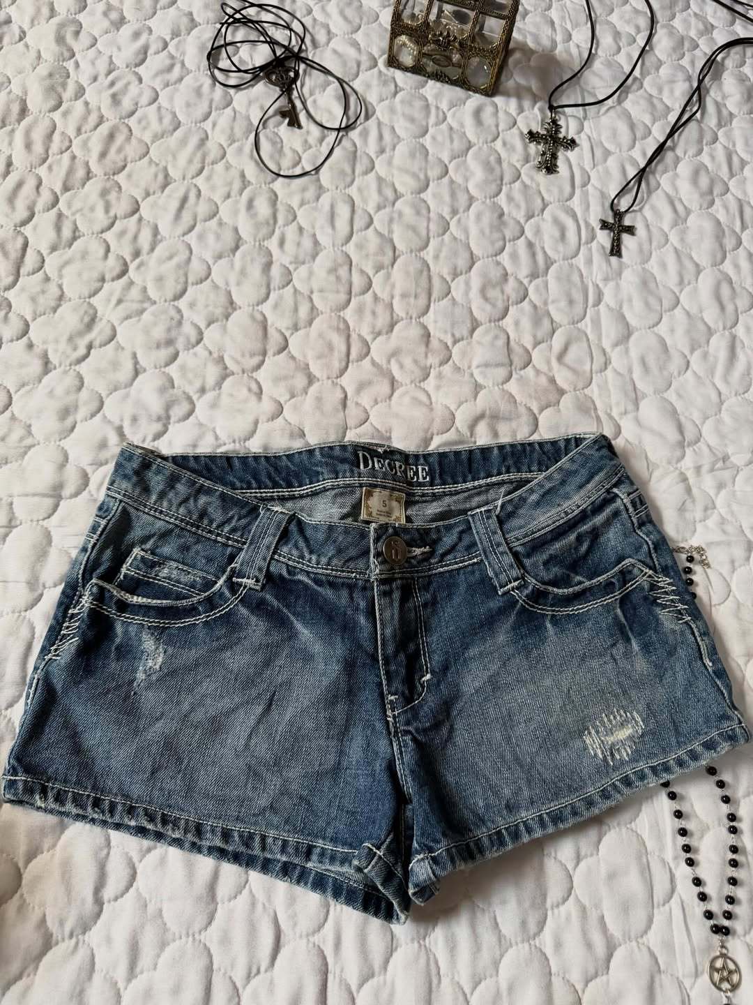 Damen Denim-Shorts mit distressed Details R&B