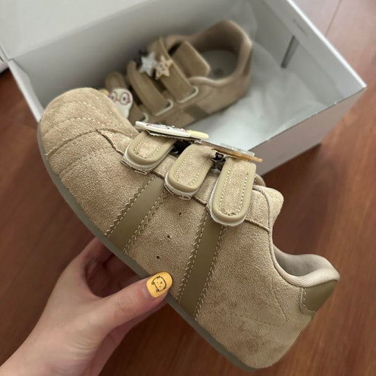 Damen Veloursleder-Sneakers mit praktischen Klettverschlüssen und verspielten Anhängern R&B