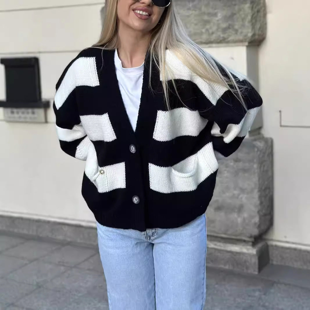 Damen kuschelige Strickjacke mit auffälligem Streifenmuster und praktischen Taschen R&B