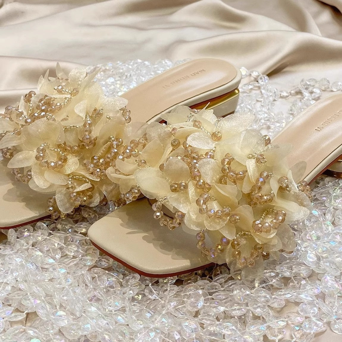 Damen Mules mit eleganter Blumenverzierung und goldenem Absatz R&B