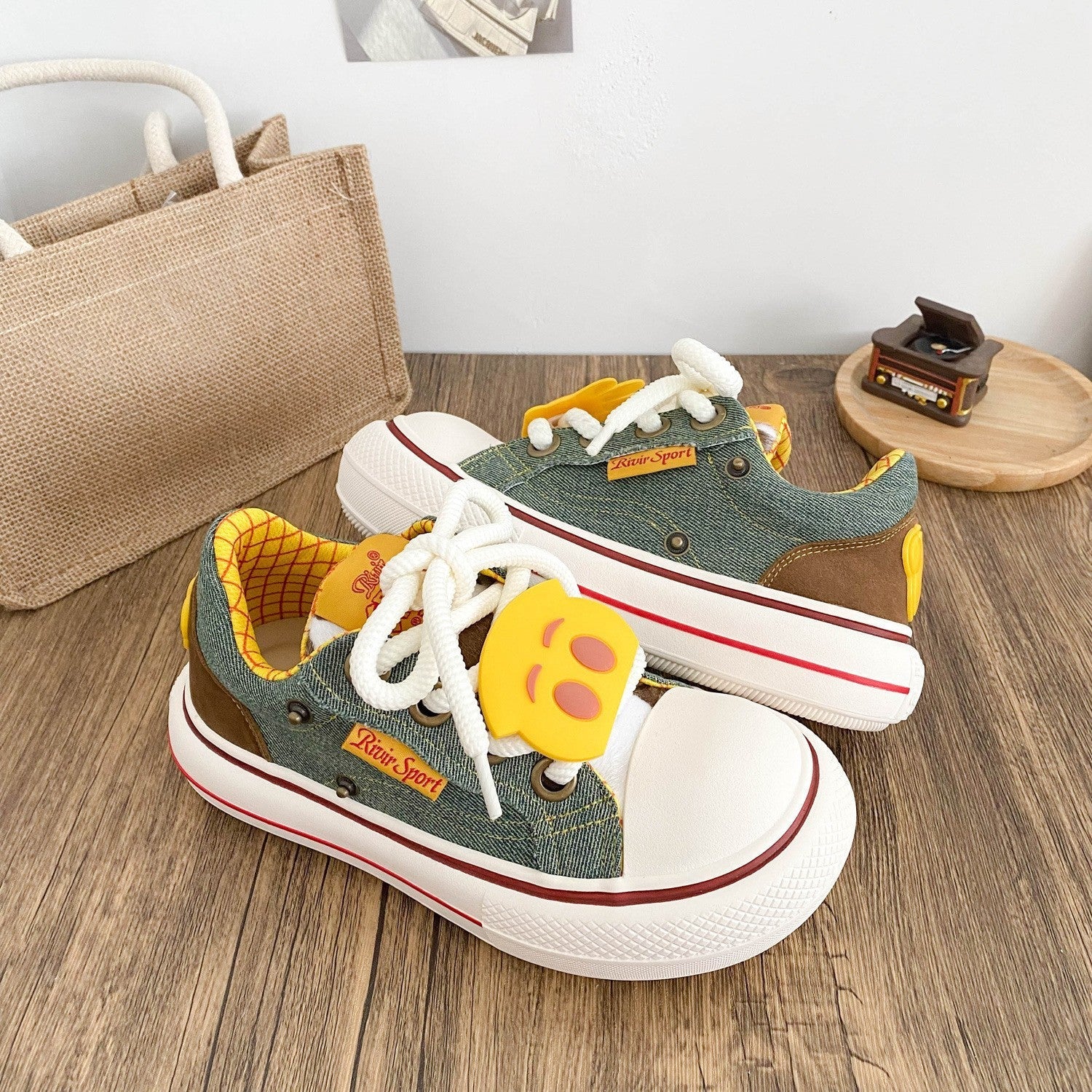 Damen Sportliche Sneaker mit buntem Denim-Obermaterial und praktischen Schnürdetails R&B