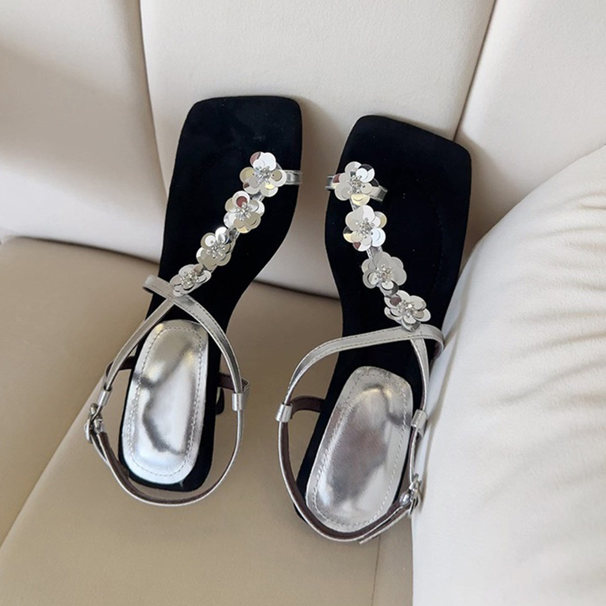 Damen Sandalen mit funkelnden Blumenakzenten und komfortabeler Sohle