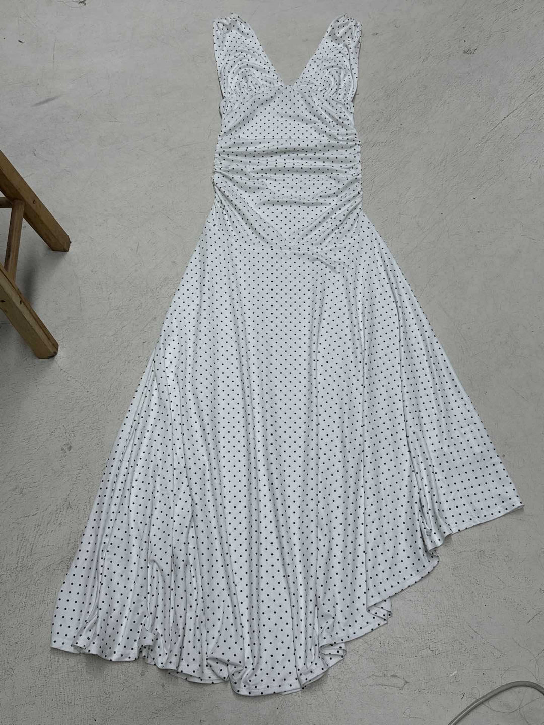 Damen Maxikleid mit asymmetrischem Saum und tiefem V-Ausschnitt R&B