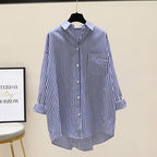 Damen Gestreiftes Oversized-Hemd mit Längerer Rückseite und Praktischer Brusttasche R&B