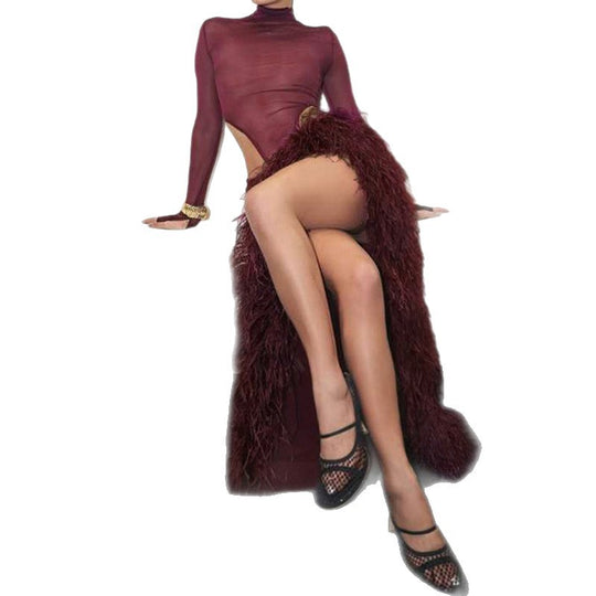 Damen Elegantes Kleid mit hohem Schlitz und kunstvollen Federdetails R&B