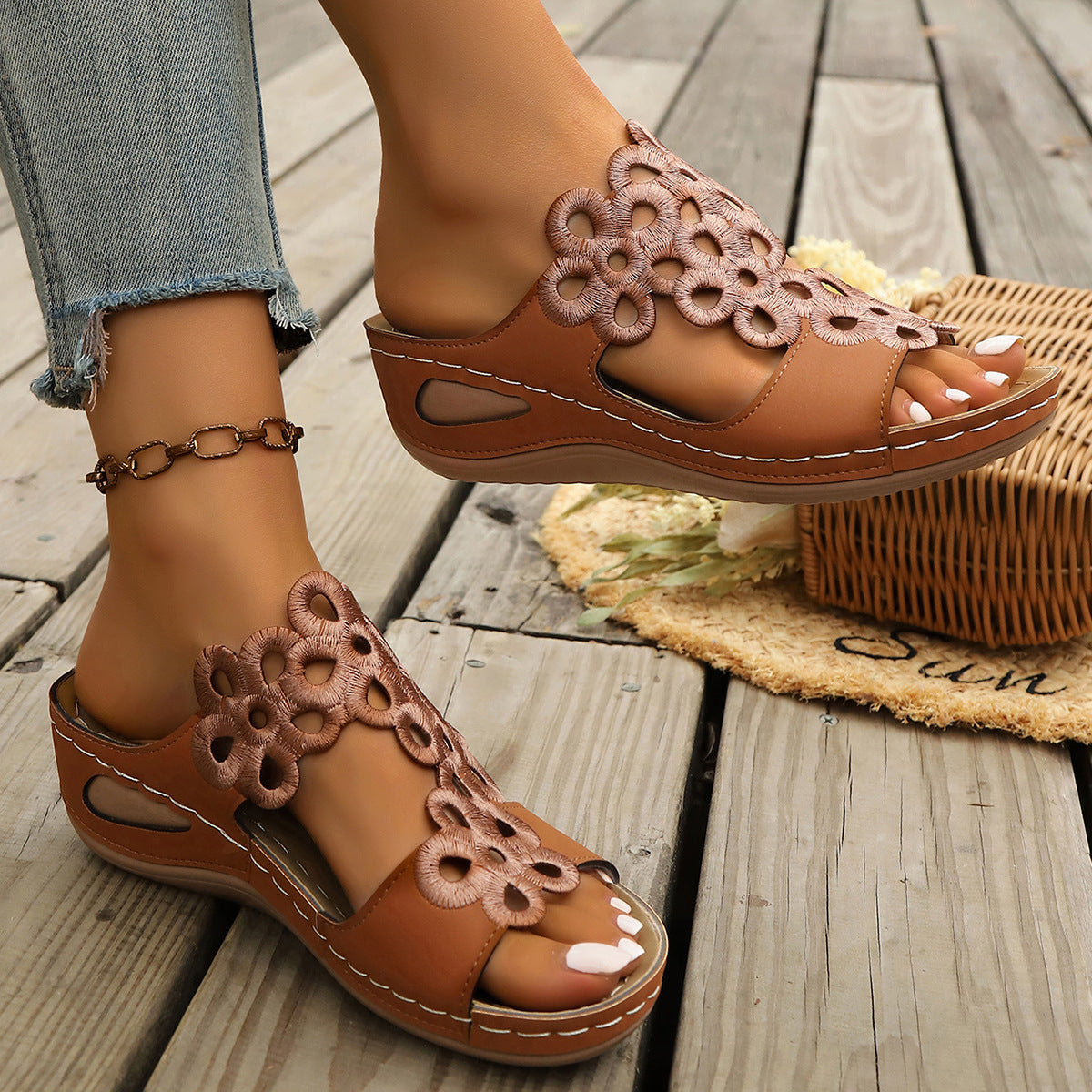 Damen Wedge-Sandalen mit floralem Riemendesign und komfortabler Fußbettgestaltung R&B